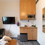 Encantador Estudio Privado Con Bano Y Kitchenette